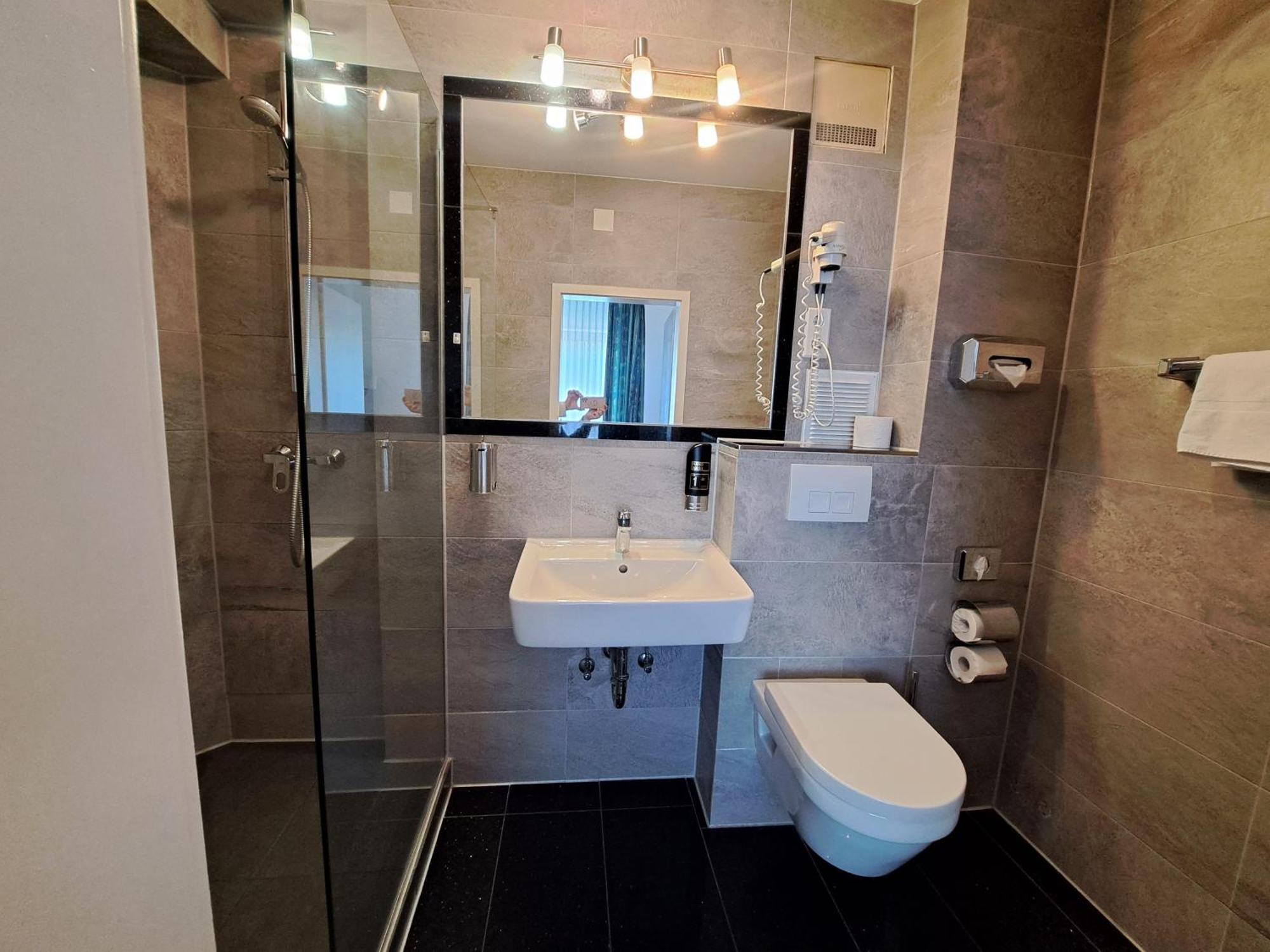 Hotel Central Hauptbahnhof Heidelberg Bagian luar foto